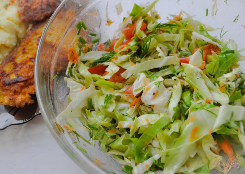 Фото приготовление рецепта: Овощной салат с молодой морковью и капустой шаг №6