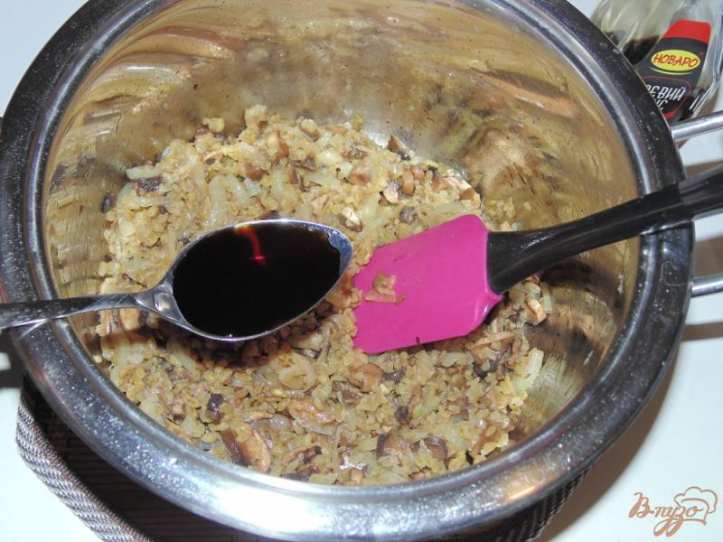 Фото приготовление рецепта: Булгур с шампиньонами в соевом соусе шаг №4