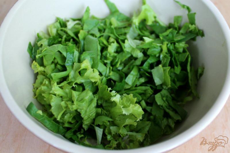 Фото приготовление рецепта: Зеленый салат с огурцом и салями шаг №1