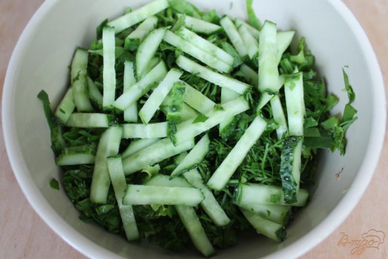 Фото приготовление рецепта: Зеленый салат с огурцом и салями шаг №3