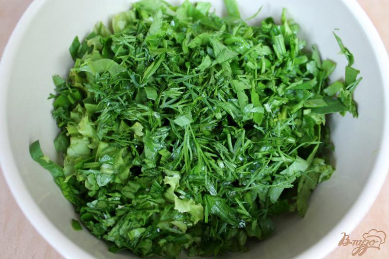 Фото приготовление рецепта: Зеленый салат с огурцом и салями шаг №2