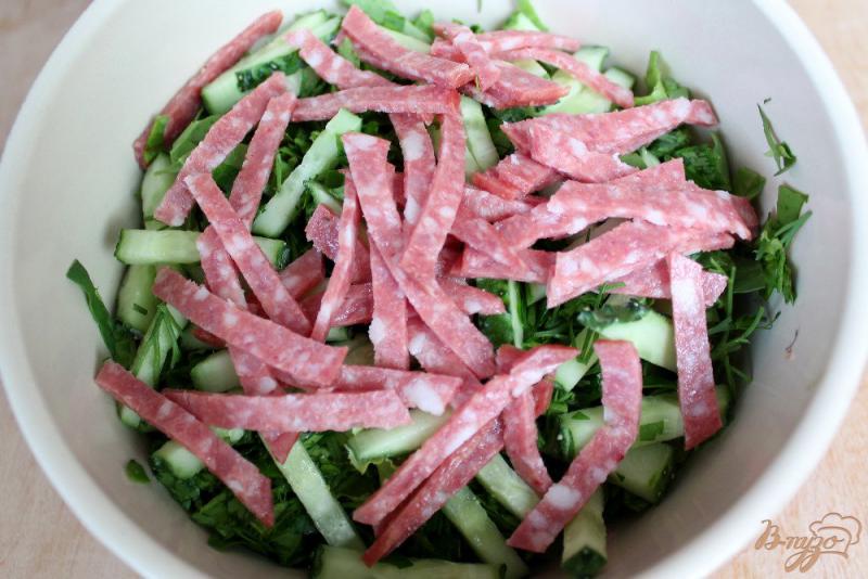 Фото приготовление рецепта: Зеленый салат с огурцом и салями шаг №4