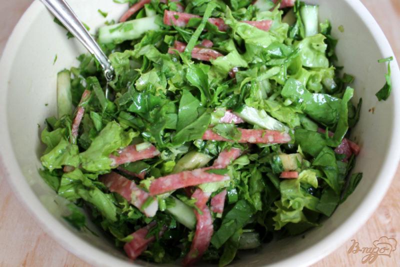 Фото приготовление рецепта: Зеленый салат с огурцом и салями шаг №5