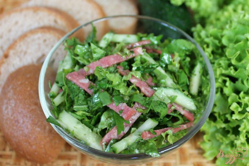 Фото приготовление рецепта: Зеленый салат с огурцом и салями шаг №6