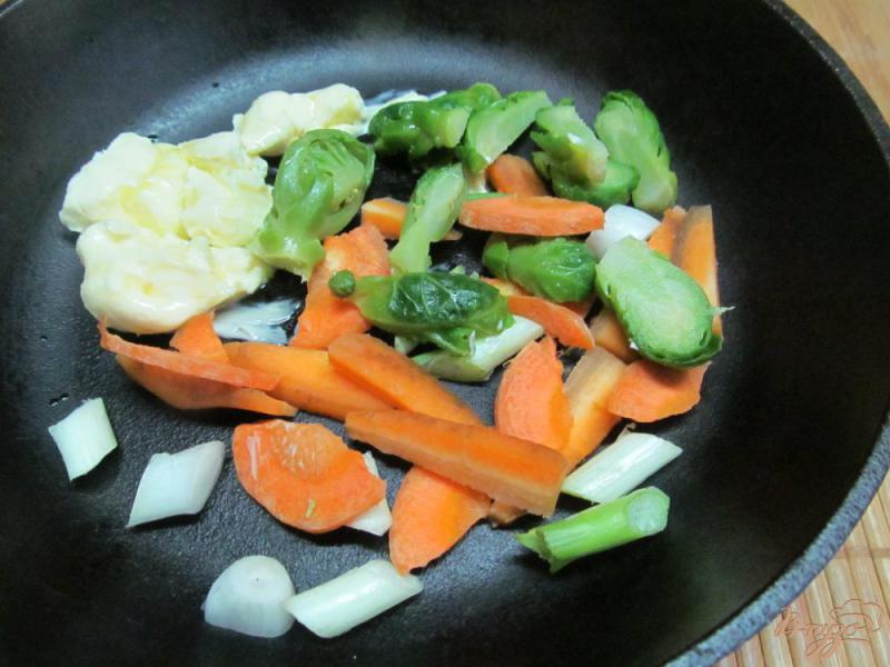 Фото приготовление рецепта: Гречневая каша с овощами шаг №4