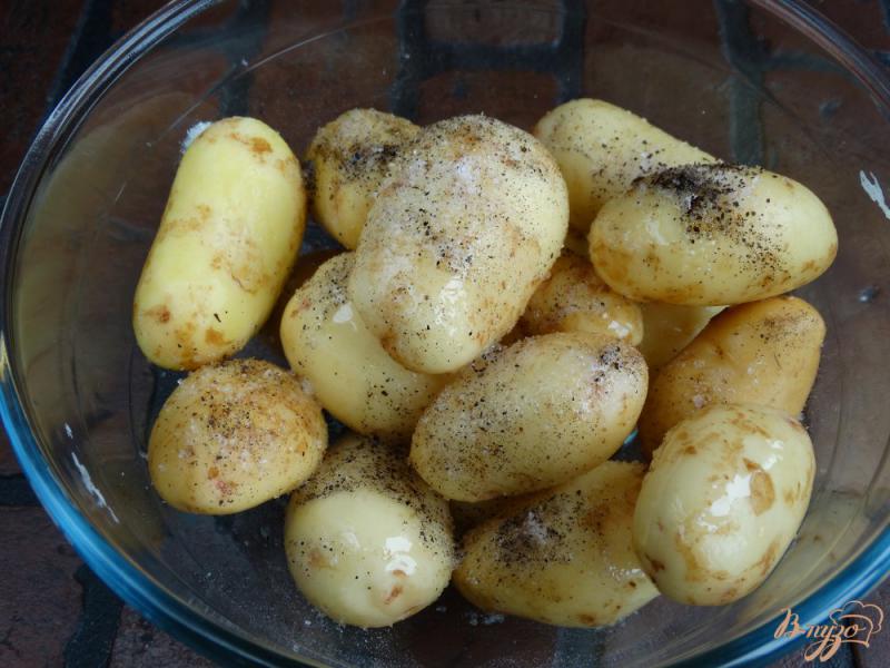 Фото приготовление рецепта: Молодой картофель запеченный с чесноком и тимьяном шаг №1