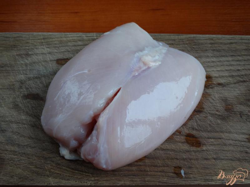 Фото приготовление рецепта: Мясной орех из куриной грудки в сетке шаг №1
