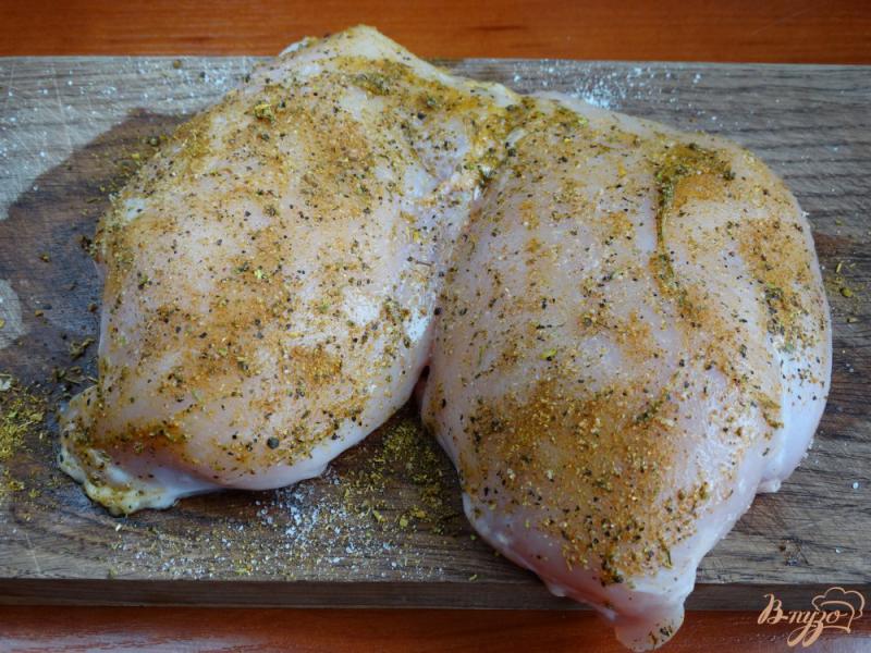 Фото приготовление рецепта: Мясной орех из куриной грудки в сетке шаг №2