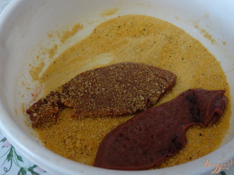 Фото приготовление рецепта: Печень жареная в кукурузных хлопьях шаг №4