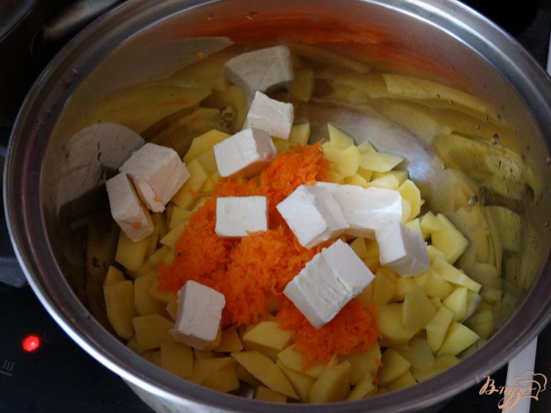 Фото приготовление рецепта: Сырный суп с кабачком и макаронами шаг №2