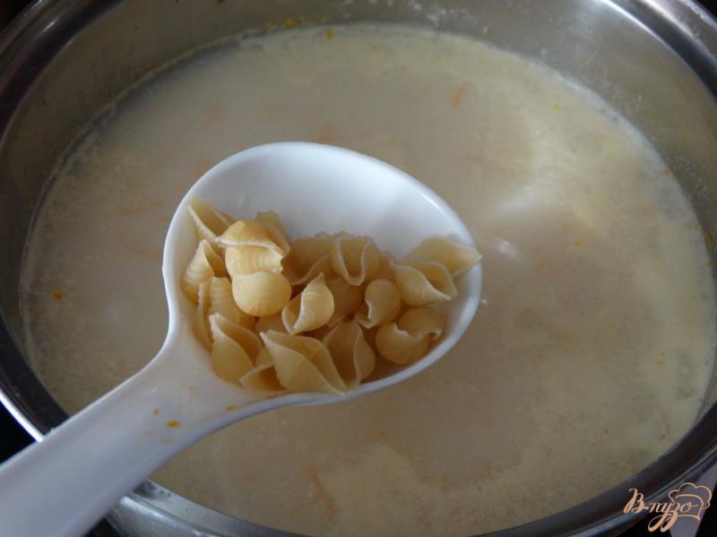 Фото приготовление рецепта: Сырный суп с кабачком и макаронами шаг №7
