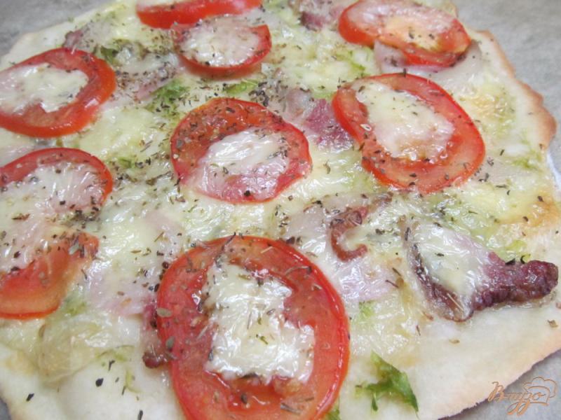 Фото приготовление рецепта: Чесночная пицца с помидором и беконом шаг №7