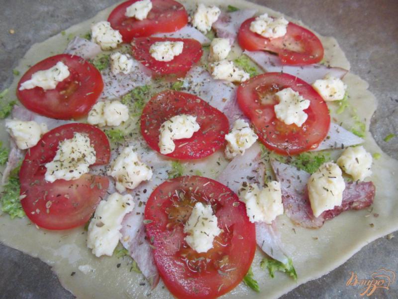 Фото приготовление рецепта: Чесночная пицца с помидором и беконом шаг №6