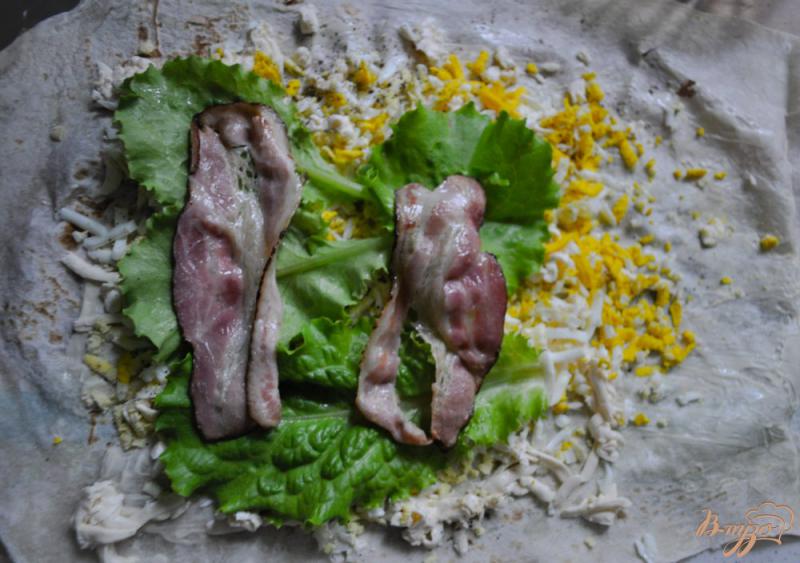 Фото приготовление рецепта: Лаваш с беконом, сыром и салатом шаг №4