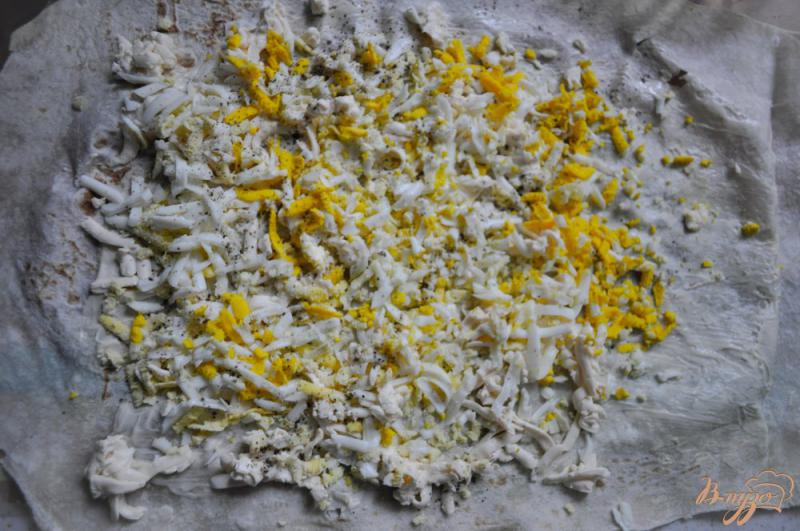 Фото приготовление рецепта: Лаваш с беконом, сыром и салатом шаг №3