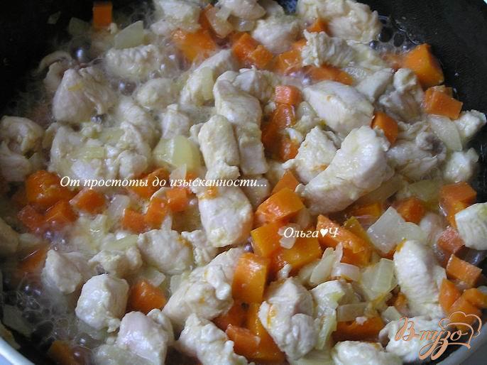 Фото приготовление рецепта: Лингвини с рагу из курицы шаг №2