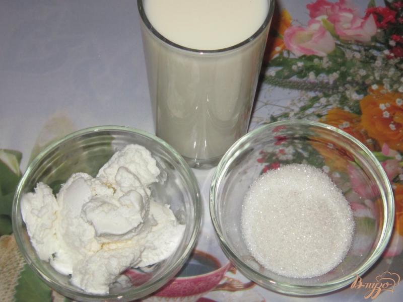 Фото приготовление рецепта: Молочный коктейль с клубникой и черешней шаг №3