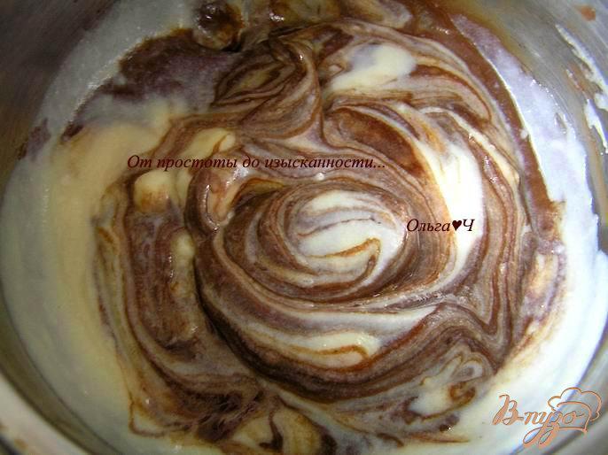Фото приготовление рецепта: Торт-мусс «Три шоколада» с вишневым желе шаг №11
