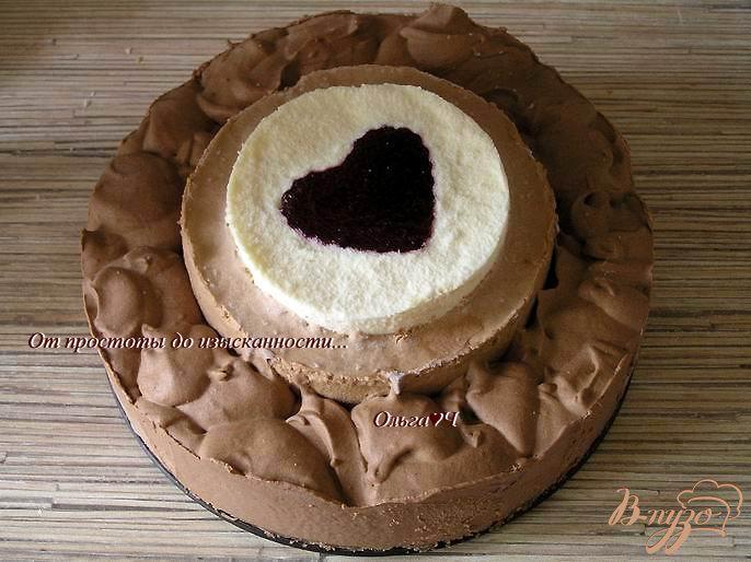 Фото приготовление рецепта: Торт-мусс «Три шоколада» с вишневым желе шаг №16