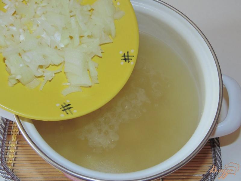 Фото приготовление рецепта: Суп с лапшой и крапивой шаг №3