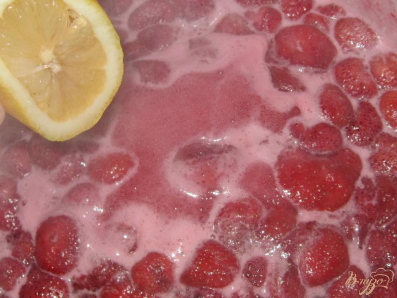 Фото приготовление рецепта: Варенье клубничное с лимонным соком шаг №3