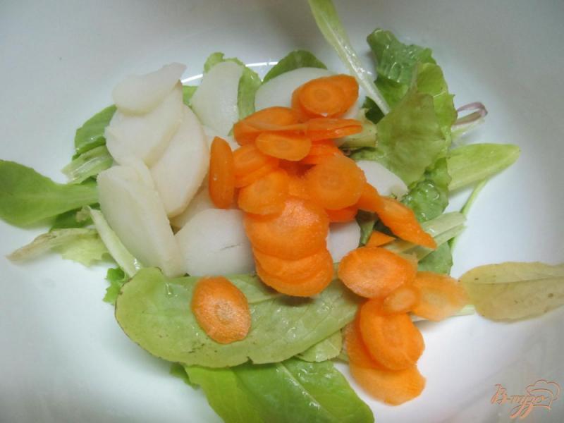Фото приготовление рецепта: Салат из молодых овощей и яйцом шаг №1