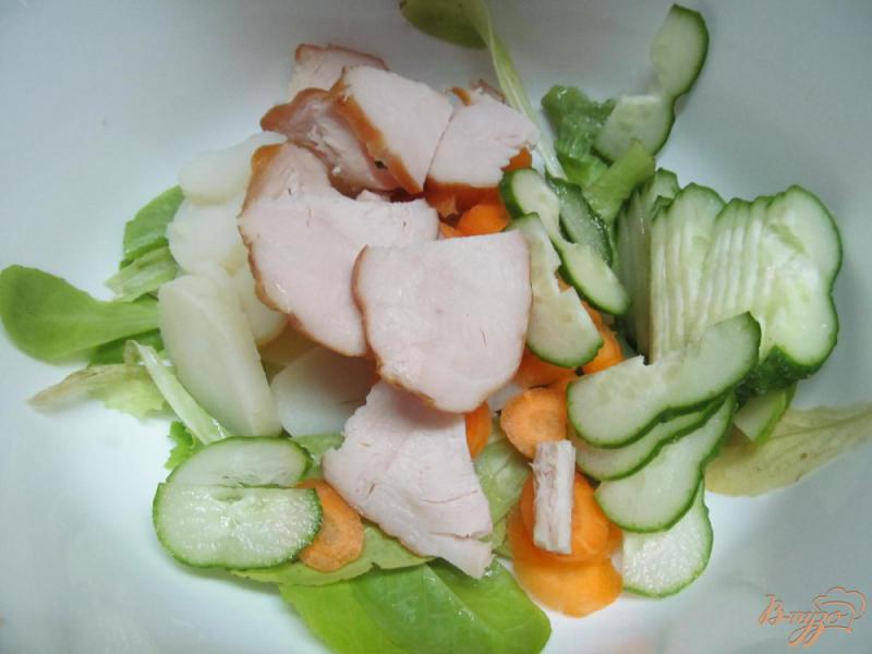 Фото приготовление рецепта: Салат из молодых овощей и яйцом шаг №2