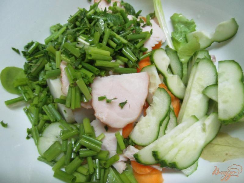 Фото приготовление рецепта: Салат из молодых овощей и яйцом шаг №3