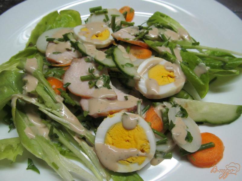 Фото приготовление рецепта: Салат из молодых овощей и яйцом шаг №5