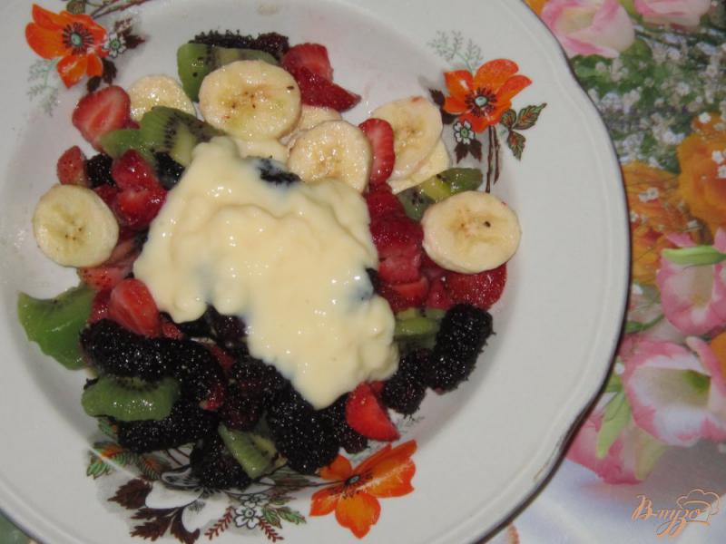 Фото приготовление рецепта: Фруктовый салат с клубникой и шелковицей шаг №3