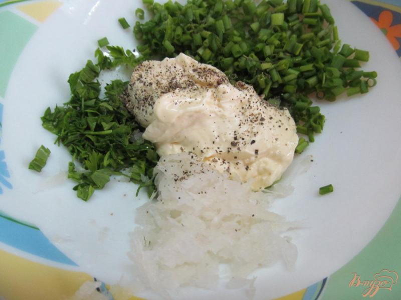 Фото приготовление рецепта: Салат с соусом из редьки шаг №2