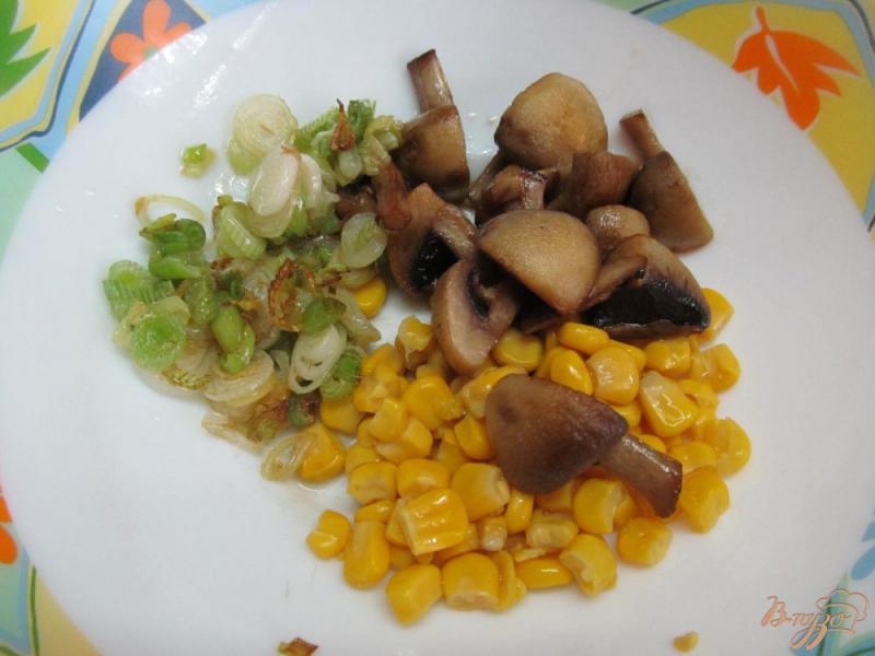 Фото приготовление рецепта: Яичный салат с грибами и имбирем шаг №4