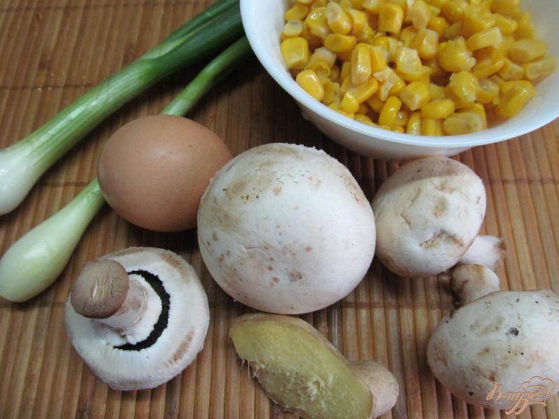Фото приготовление рецепта: Яичный салат с грибами и имбирем шаг №1