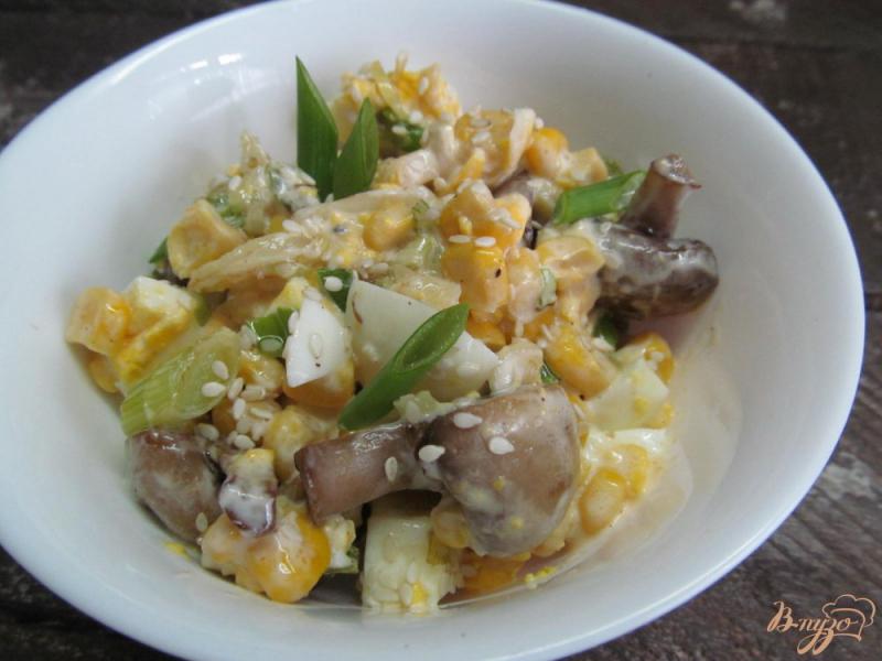 Фото приготовление рецепта: Яичный салат с грибами и имбирем шаг №5