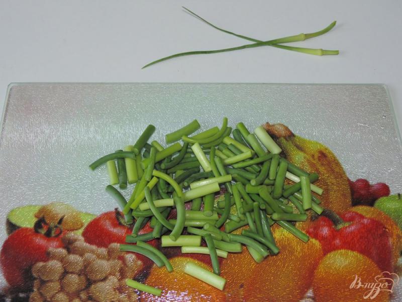 Фото приготовление рецепта: Капустный салат с чесночными стрелками шаг №2