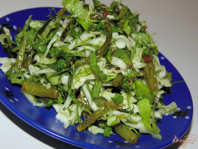 Фото приготовление рецепта: Капустный салат с чесночными стрелками шаг №9