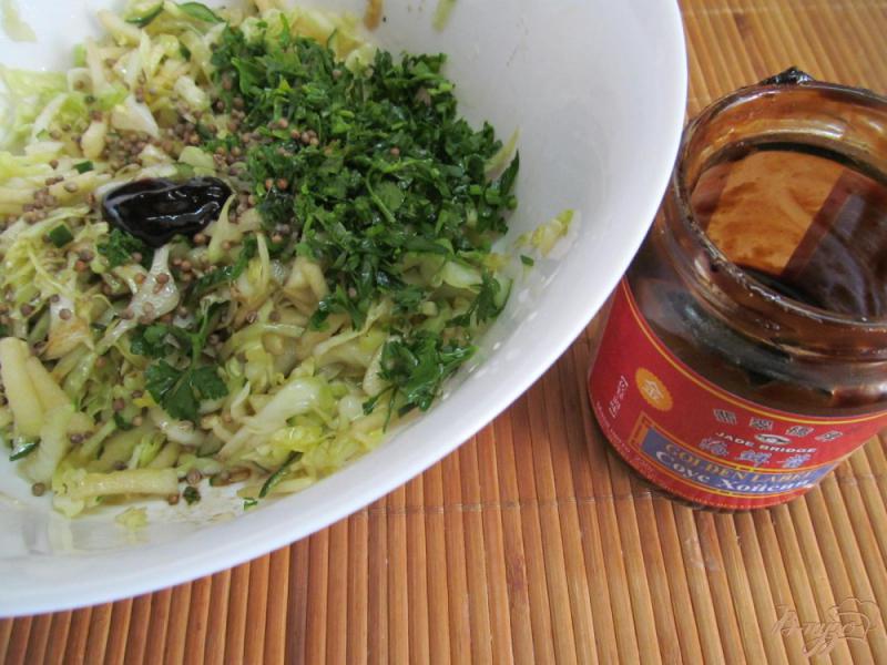 Фото приготовление рецепта: Капустный салат с соевым соусом шаг №3