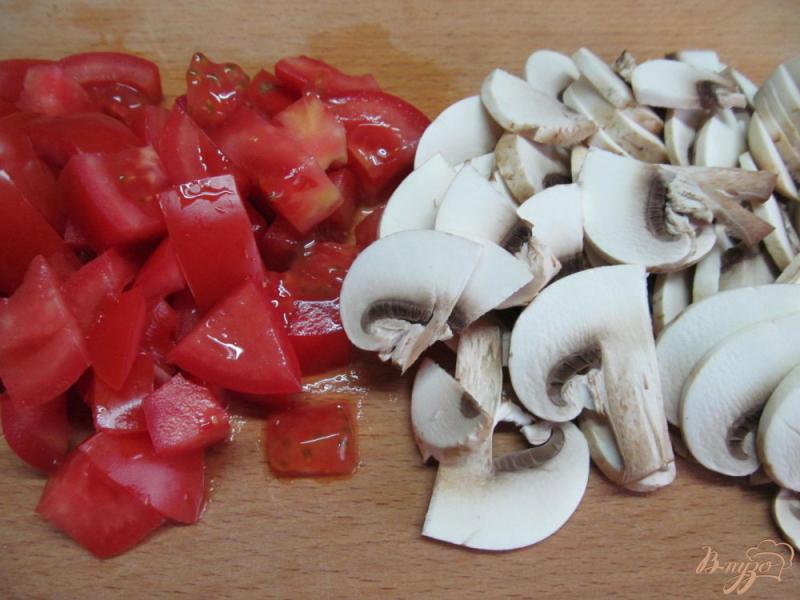 Фото приготовление рецепта: Освежающий салат с помидором и шампиньоном шаг №3