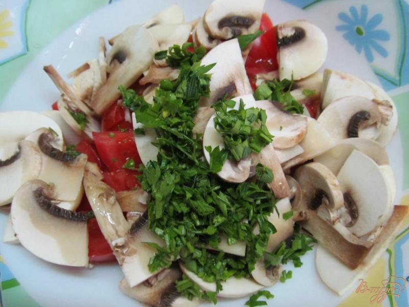 Фото приготовление рецепта: Освежающий салат с помидором и шампиньоном шаг №4