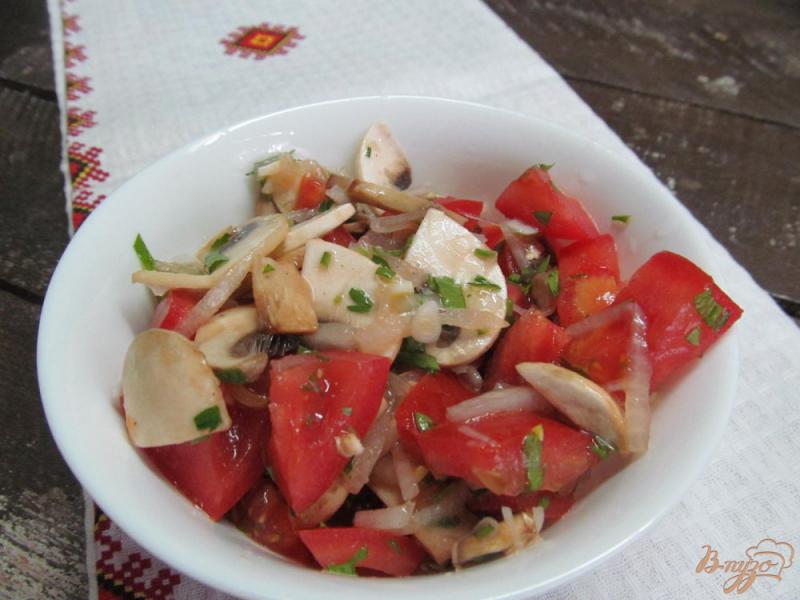 Фото приготовление рецепта: Освежающий салат с помидором и шампиньоном шаг №6