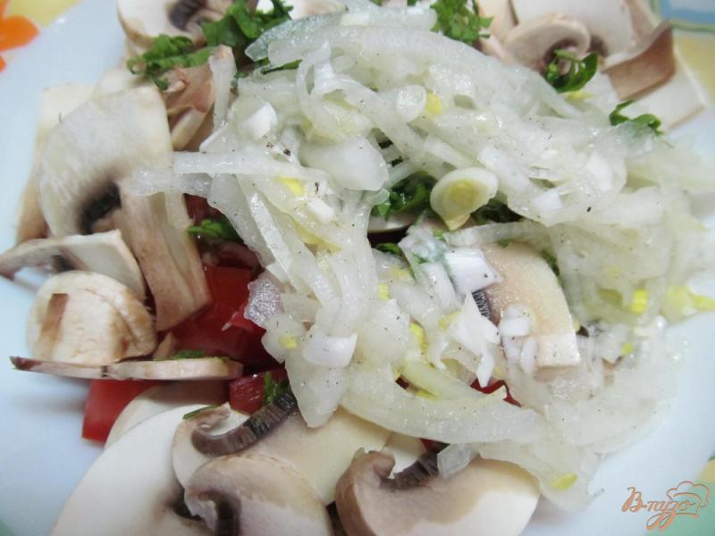 Фото приготовление рецепта: Освежающий салат с помидором и шампиньоном шаг №5