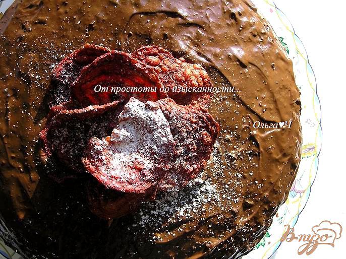 Фото приготовление рецепта: Шоколадный свекольный торт с чипсами шаг №6