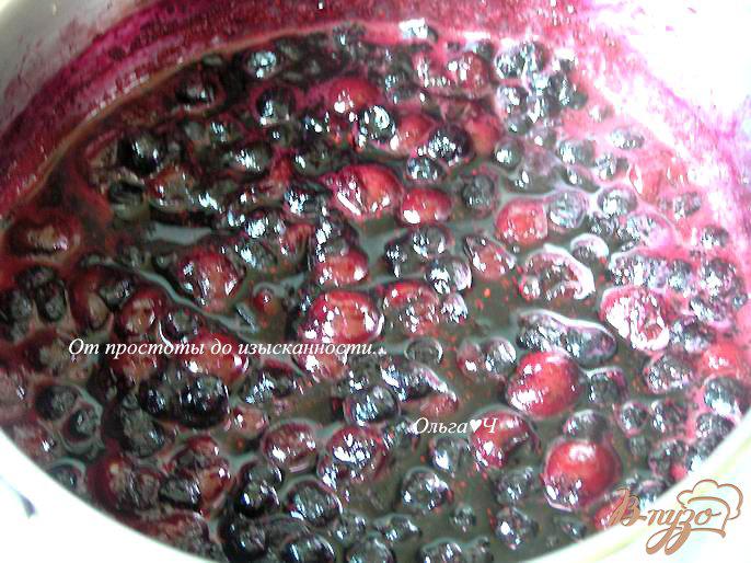 Фото приготовление рецепта: Чернично-вишневый пирог на творожном тесте шаг №4