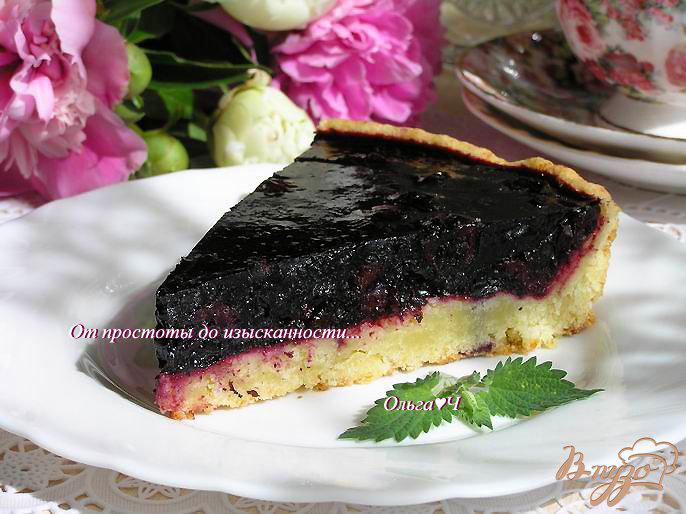 Фото приготовление рецепта: Чернично-вишневый пирог на творожном тесте шаг №7
