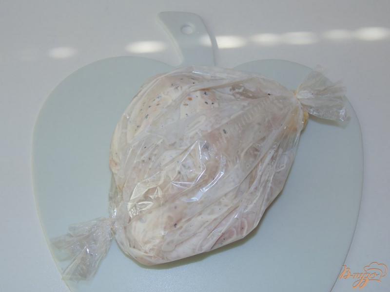 Фото приготовление рецепта: Окорочок куриный с базиликом и орегано в рукаве шаг №3