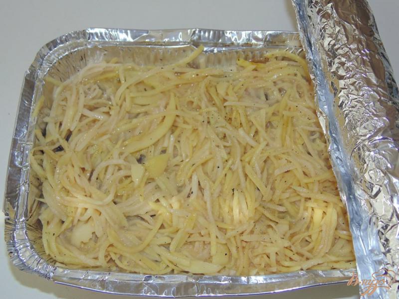 Фото приготовление рецепта: Тертая картофельная запеканка с шампиньонами шаг №6