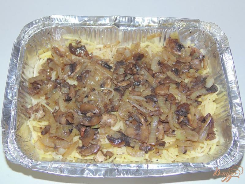 Фото приготовление рецепта: Тертая картофельная запеканка с шампиньонами шаг №5
