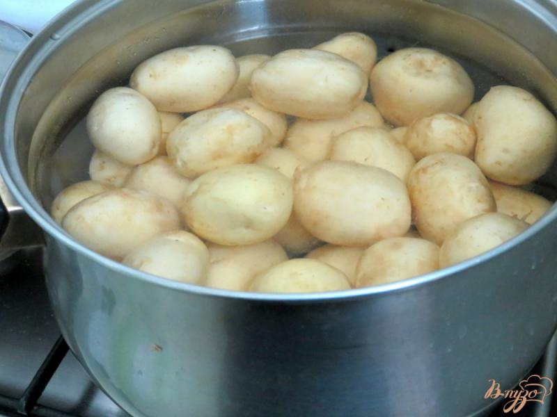 Фото приготовление рецепта: Молодой картофель со свининой шаг №6