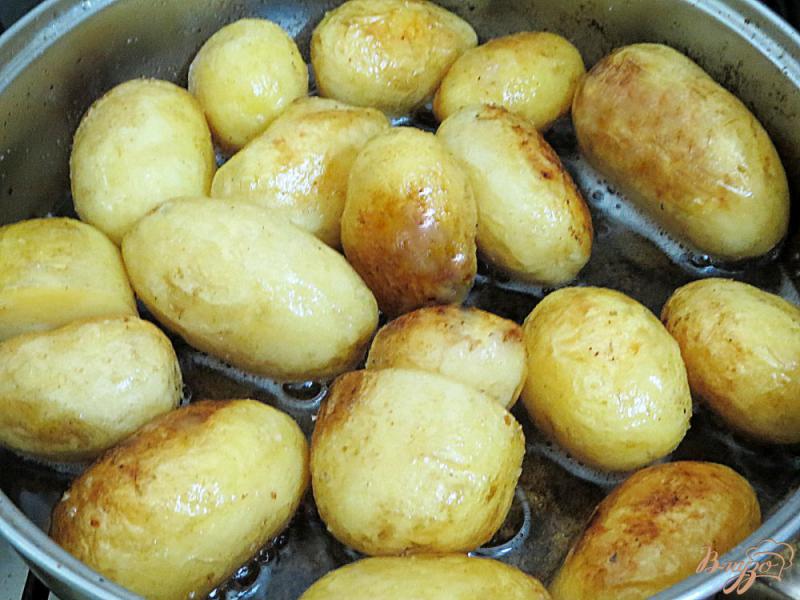Фото приготовление рецепта: Молодой картофель со свининой шаг №9