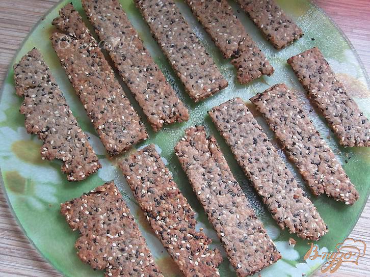 Фото приготовление рецепта: Ржаные хлебцы с кунжутом шаг №5